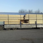 Krovové řezivo naložené na kamionu s hydraulickou rukou připravené k odvozu