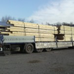 Krovové řezivo naložené na kamionu s hydraulickou rukou připravené k odvozu